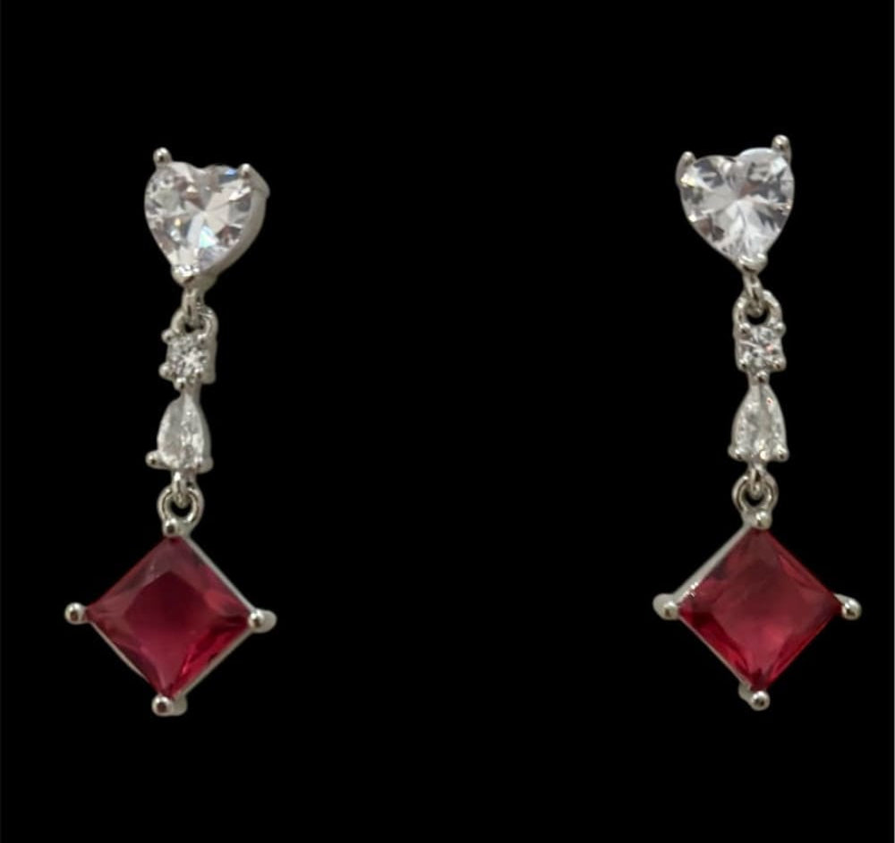 Korvakorut punakivi | Korvakorut