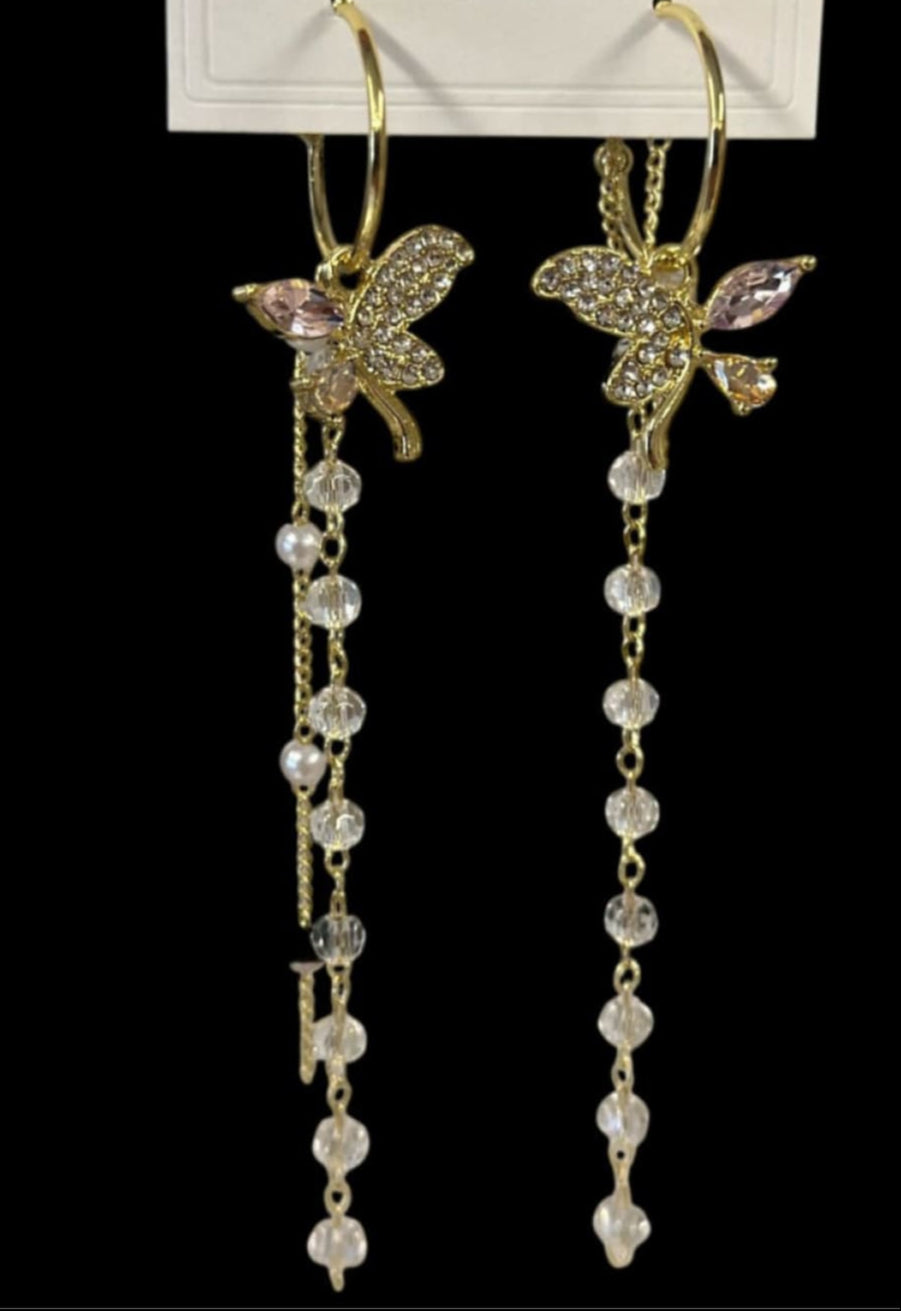 Kullansävyiset perhoskorvakorut helmiketjuilla | Korvakorut