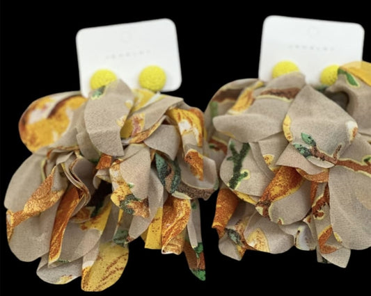 Korvakorut kukkakerroksissa | keltainen kukka | Korvakorut